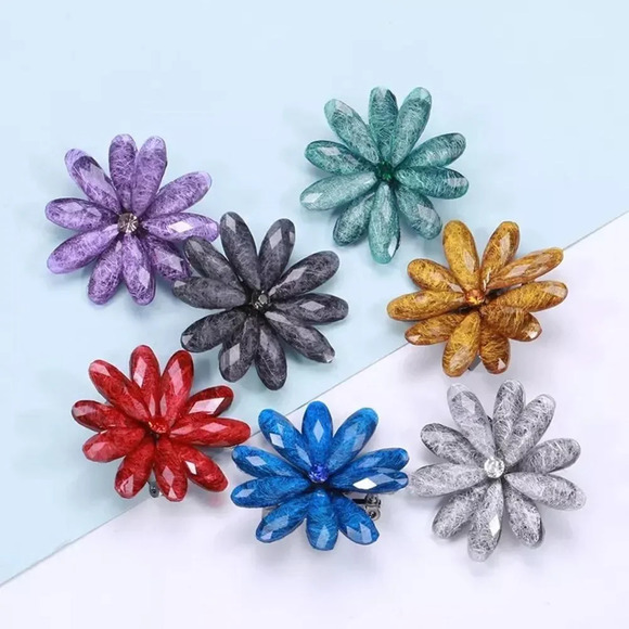 VQ Flower Brooch - Picture 3 of 9